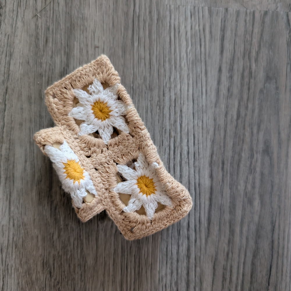 💐Granny Square Crochet Daisy Hair Clip - Tan and White